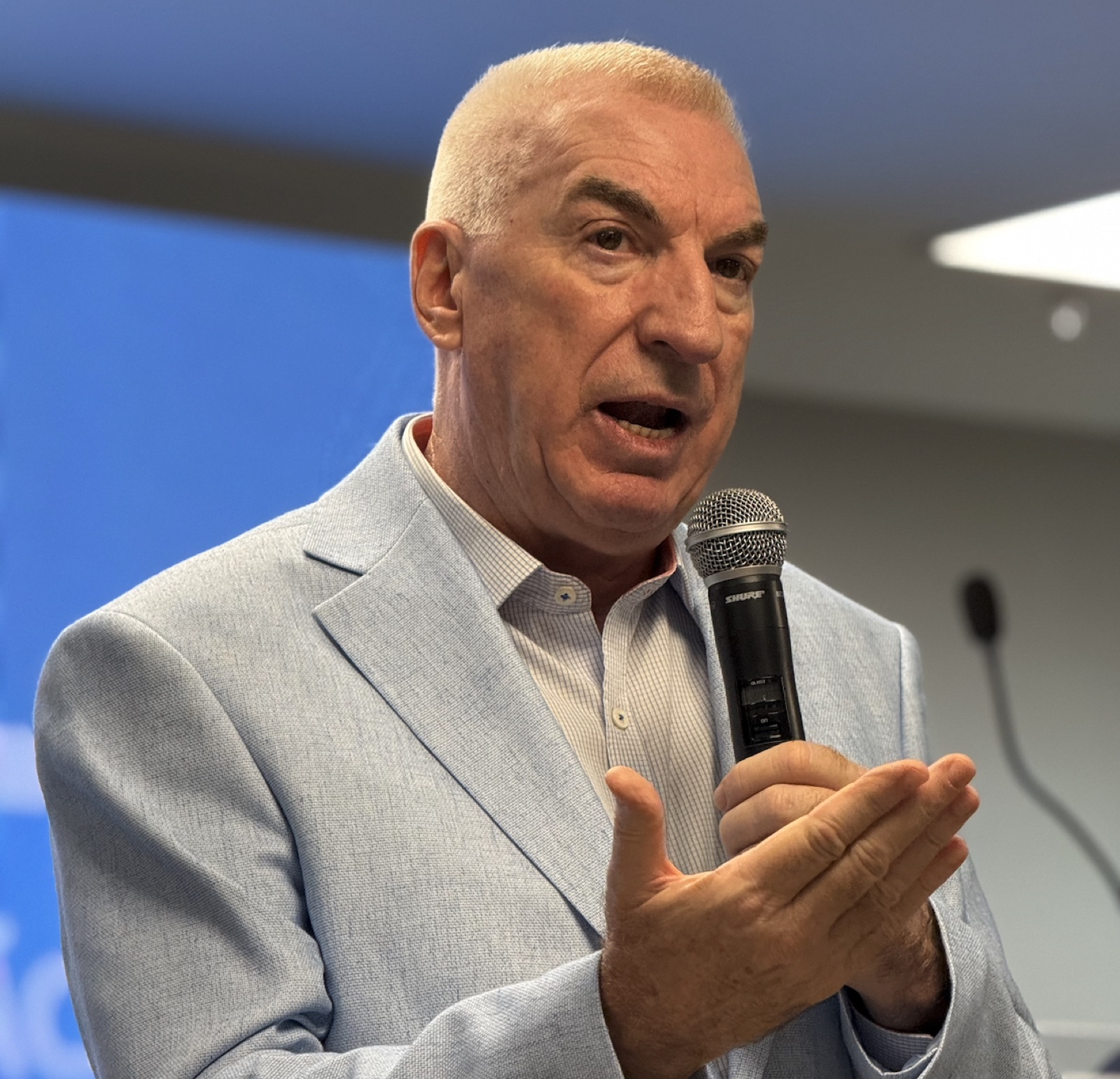 Gilberto Musto falando ao microfone