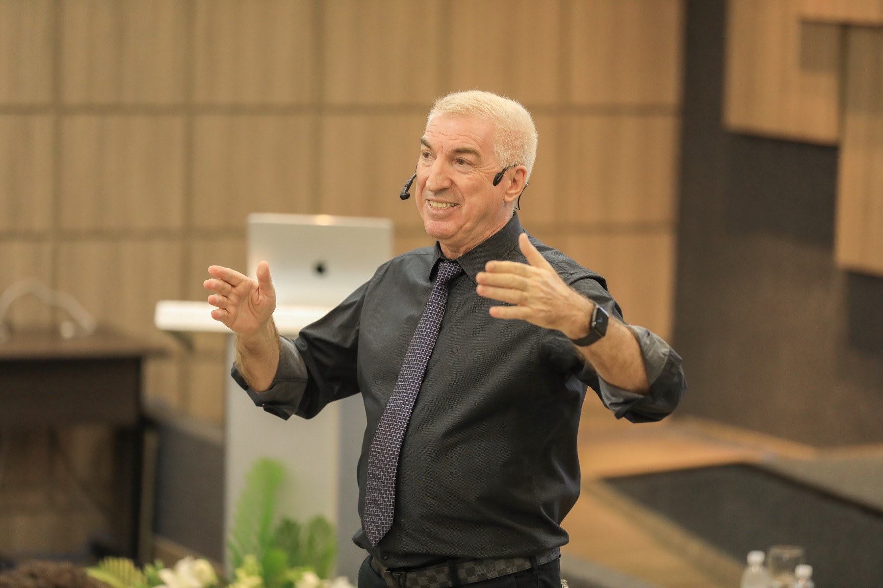 Gilberto Musto conduzindo uma apresentação